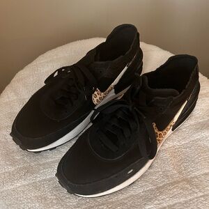 Nike size 7 black tennis shoes